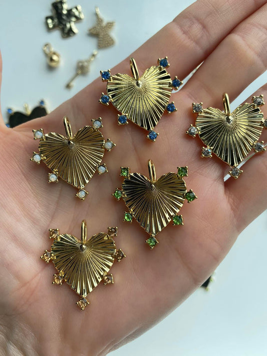 The Sis Kiss Grove Heart Charm